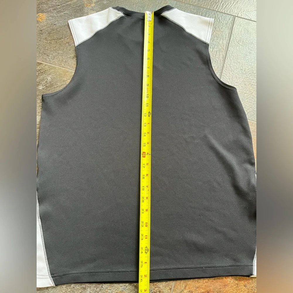 ALO Yoga cool fit  black white performance pull over muscle shirt. Size large
